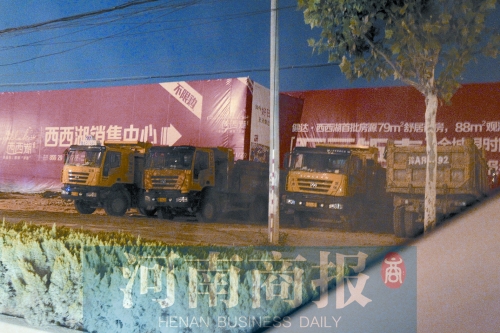 昨夜，記者發(fā)現(xiàn)一些工地外，渣土車們正在“休息”記者 鄧萬(wàn)里/攝