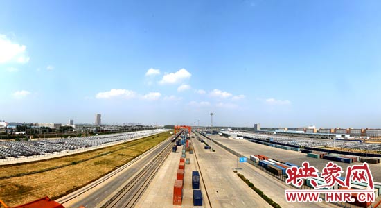鄭州鐵路集裝箱中心站內(nèi)，滿載貨物的國(guó)際班列從這里開(kāi)出。段晉哲/攝