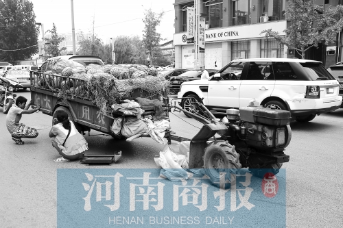 兩車相蹭后，小陳與妻子慌了神