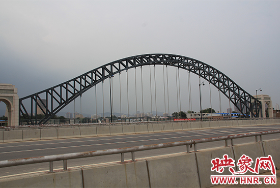南水北調(diào)焦作城區(qū)內(nèi)的人民路橋 南水北調(diào)焦作城區(qū)內(nèi)的人民路橋