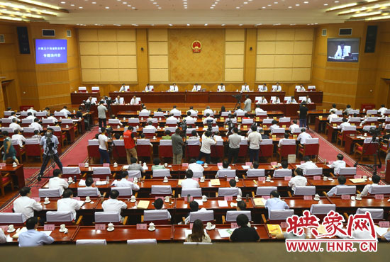 7月29日下午，河南省十二屆人大常委會第九次會議召開關(guān)于職業(yè)教育專題詢問會。