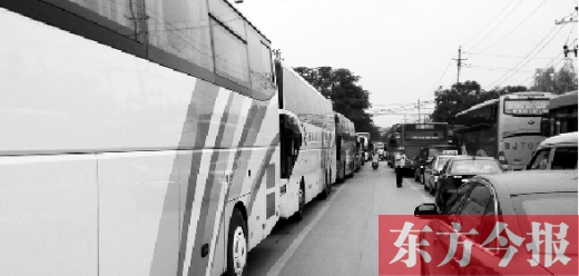 昨日，只能由東向西單行的鄭州市城南路上，闖進了由西向東行駛的大巴車，造成嚴重交通擁堵