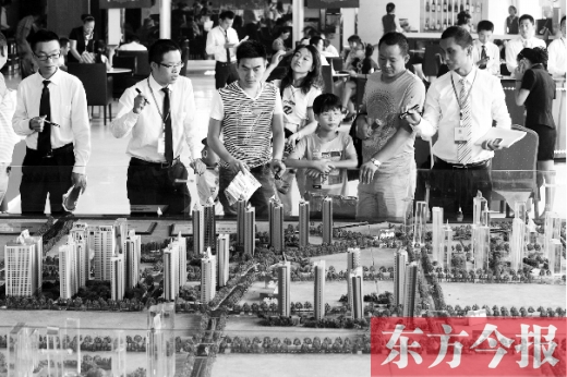 昨天上午，在鄭州市區(qū)一售樓部內(nèi)，看房的顧客比平時多了不少