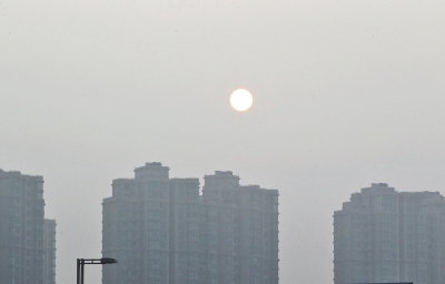 昨天，鄭州市區(qū)，霧霾遮擋的太陽(yáng)像個(gè)月亮。