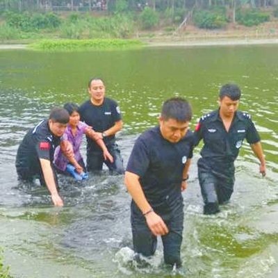 看到女子一直不配合救援，崔亞就在河中給該女子做起思想工作