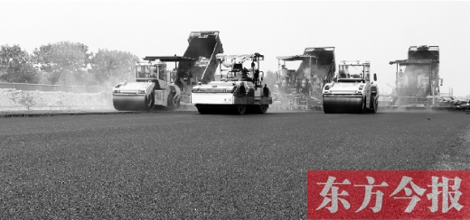 鄭州通航試驗(yàn)區(qū)上街機(jī)場(chǎng)的改擴(kuò)建工程正在緊張施工，寬闊的跑道已經(jīng)基本竣工