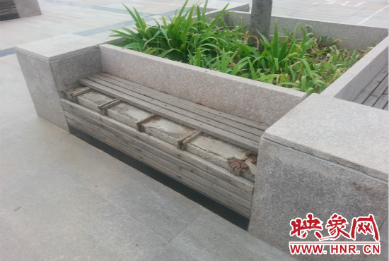 基礎(chǔ)設(shè)施破壞嚴(yán)重，一直無人修理。