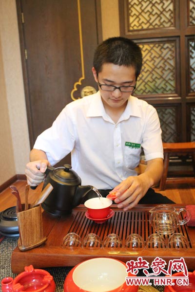 1、水壺里的水煮沸，李克勤把茶葉放進(jìn)茶荷里，準(zhǔn)備溫杯沖茶