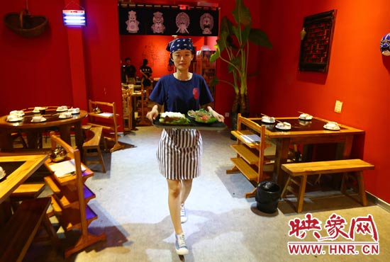 18歲女孩火鍋店打工掙學(xué)費(fèi) 18歲女孩火鍋店打工掙學(xué)費(fèi)