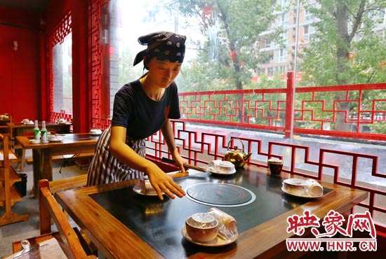 18歲女孩火鍋店打工掙學(xué)費(fèi) 18歲女孩火鍋店打工掙學(xué)費(fèi)