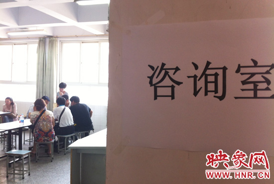 在金水區(qū)教體局設(shè)立的“復(fù)議”現(xiàn)場，家長們提出了各式各樣的問題。