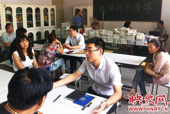 各區(qū)受理咨詢的教育部門工作人員對于提出的問題一一作出解答。