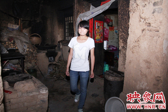 離大學(xué)校門(mén),只有“一步之遙”的孩子。