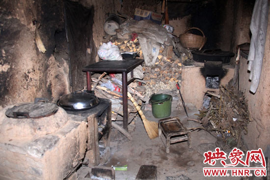 李娜家做飯的地方,就在土坯房的門(mén)口,夏天屋里跟燒炕一樣。
