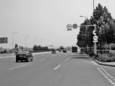 走訪鄭開大道，記者發(fā)現(xiàn)路上的限速標(biāo)志已明顯減少。