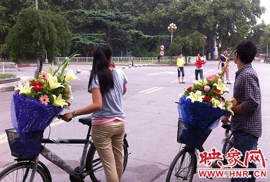 在鄭州大學南校區(qū)，有不少學生三五成群，手捧鮮花。