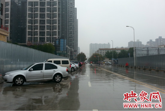 在新開(kāi)通的東明路上,仍有多數(shù)私家車(chē)違規(guī)停車(chē)。