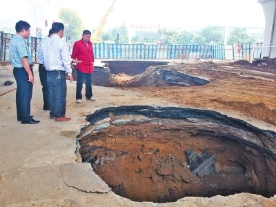 9月20日，中原路西三環(huán)交叉口坍塌現(xiàn)場