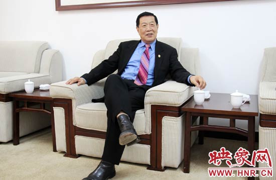 以精湛讀到的刑偵鑒識(shí)技術(shù)享譽(yù)國(guó)際的李昌鈺博士，被譽(yù)為“當(dāng)代福爾摩斯”。