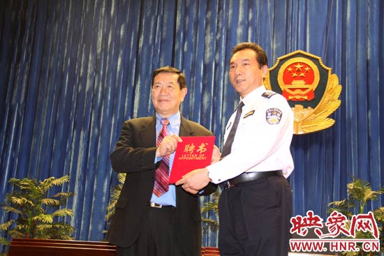 在歡迎儀式上，李昌鈺博士從鐵路警察學(xué)院院長(zhǎng)郝宏奎手中接過(guò)了客座教授的聘書(shū)。