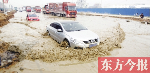 昨日的水坑現(xiàn)場,“坑車”的情況仍在繼續(xù)上演 昨日的水坑現(xiàn)場,“坑車”的情況仍在繼續(xù)上演
