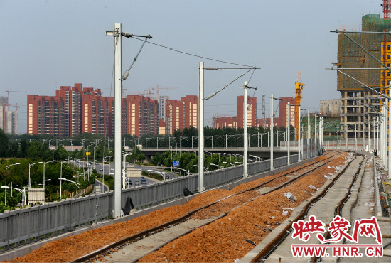 現(xiàn)代化的城際鐵路為日新月異的城市發(fā)展帶來了新的活力。