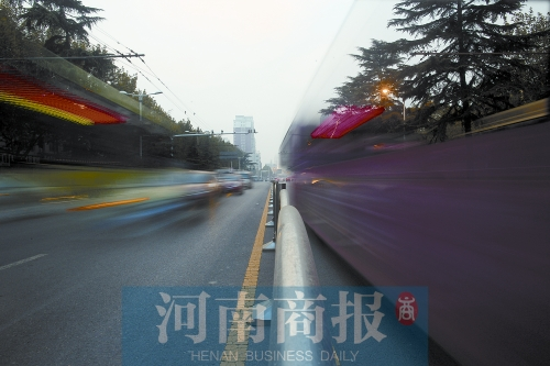如今的建設(shè)路拓寬了不少，各種車(chē)輛川流不息（照片為多次曝光合成）