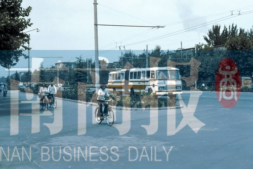 1983年的建設(shè)路，已經(jīng)有了電車(chē)