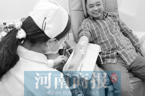 昨天，有市民看了商報報道后，前往獻(xiàn)血點獻(xiàn)血 記者 張郁/攝