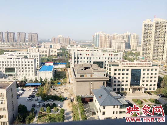 一座4層的建筑樓頂蓋上了四合院。
