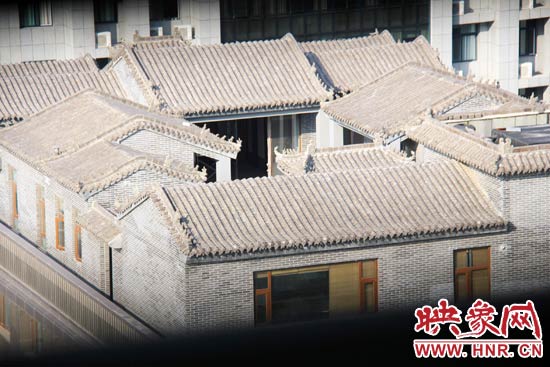 這座建筑里面的裝修奢華考究，門窗和吊頂均為紅木。