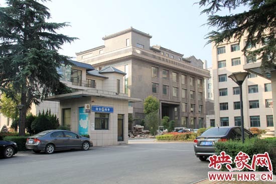 據(jù)這座建筑的一名工作人員稱，整座建筑為海龍集團(tuán)所有，房屋建成之后用作公司紅木家具展示。