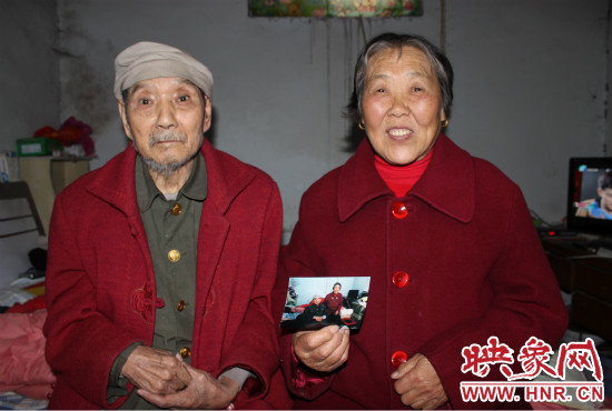 兩位老人的心愿就是能有一張金婚照。