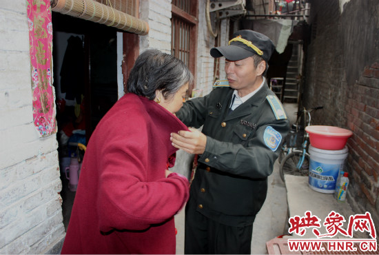 一馬路社區(qū)的巡防隊(duì)員們經(jīng)常前來幫助老人。
