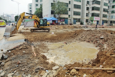 漢江路與行云路口，施工挖斷天然氣管道。
