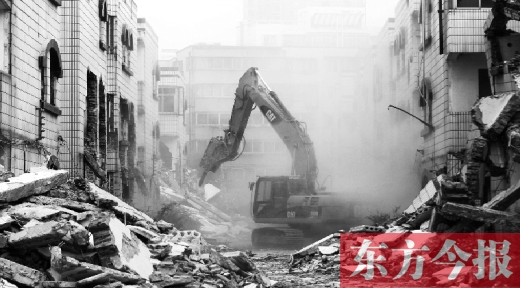 昨日，鄭州市棗莊社區(qū)拆遷現(xiàn)場，揚塵漫天，附近居民叫苦不迭