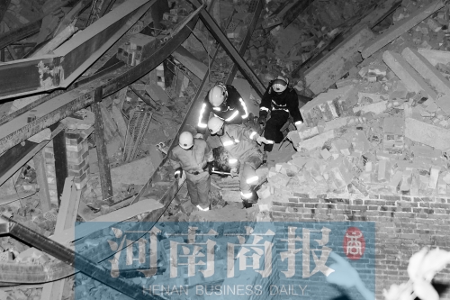 昨晚8點30分，消防員從廢墟中救出一名被埋者