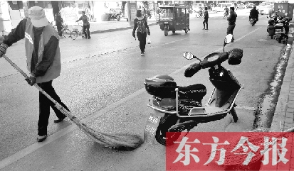 昨日，鄭州市中州大道上，穿梭于車流中上崗的環(huán)衛(wèi)工