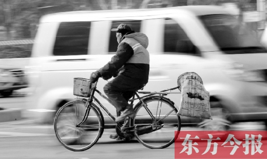 昨日，鄭州市中州大道上，穿梭于車流中上崗的環(huán)衛(wèi)工