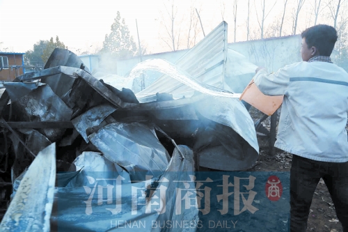 還有零星的火苗沒(méi)滅，有人在拿水澆