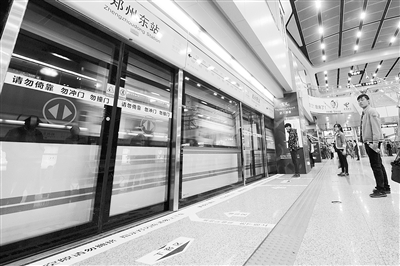 地鐵站內(nèi)電梯、車(chē)門(mén)處均貼有安全提示標(biāo)識(shí)。