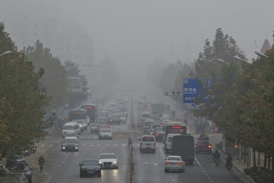 被霧、霾同時籠罩的市區(qū)道路