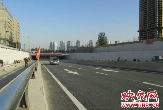 紅專路下穿中州大道隧道工程西起紅專路與姚寨路交叉口，東至紅專路與龍湖外環(huán)路交叉口。