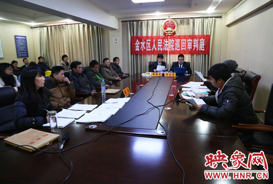 12月2日上午9點，鄭州市金水區(qū)法院將法庭搬到了經(jīng)八路辦事處，并案審理了這6起勞務(wù)糾紛案件。