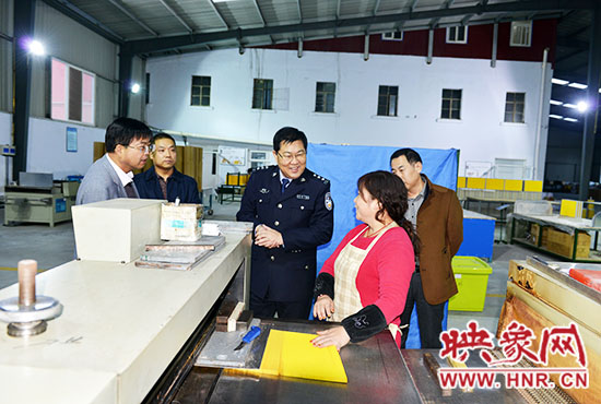政委陳兆甲深入企業(yè)走訪，了解企業(yè)生產(chǎn)及周邊治安狀況。