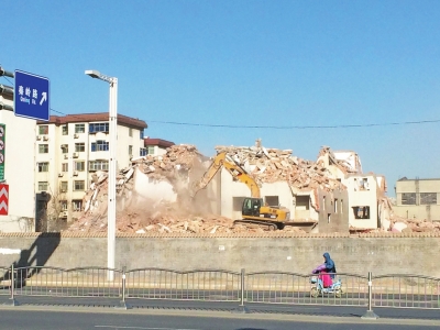 航海路秦嶺路口的閆垌村拆遷現(xiàn)場，看不到防塵措施。