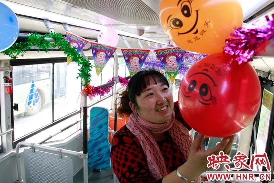 鄭州快速公交B3區(qū)間線車長(zhǎng)李鵬云在車廂里懸掛氣球，布置圣誕車廂，營(yíng)造歡樂(lè)圣誕氛圍