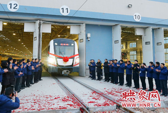 2013年12月28日鄭州地鐵第一班車發(fā)車。