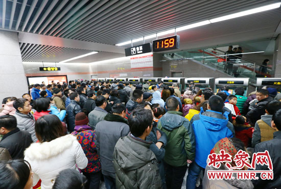地鐵開通首日，上午十一點(diǎn)五十九分，紫荊山地鐵站售票機(jī)前擠滿了買票的市民。