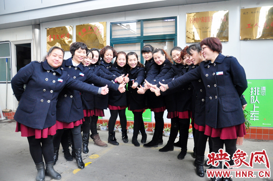 1月6日， 鄭州公交四公司一車隊104路公交線路的女車長們換上了新冬裝，讓人耳目一新。
